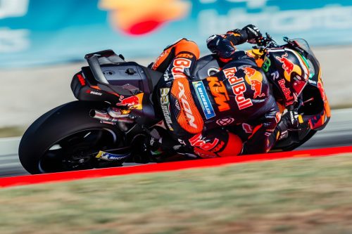 Brad Binder auf der Red Bull KTM RC16 in Schräglage – MotoGP Catalunya GP Barcelona 2026