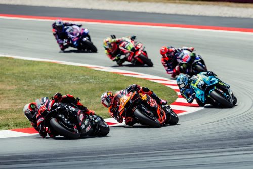 Enea Bastianini auf der KTM RC16 in Schräglage – MotoGP Catalunya GP Barcelona 2026