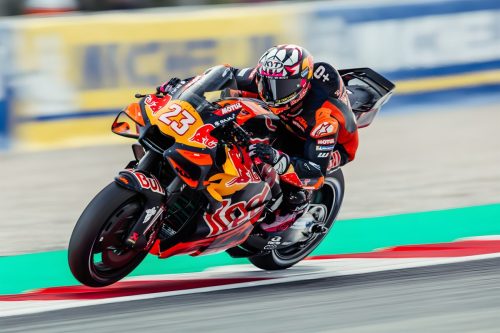 Enea Bastianini auf der Red Bull KTM RC16 in Schräglage – MotoGP Catalunya GP Barcelona 2026