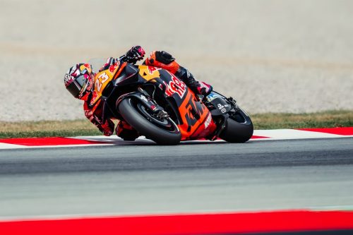 Enea Bastianini auf der Red Bull KTM RC16 am Kurveneingang – MotoGP Catalunya GP Barcelona 2026