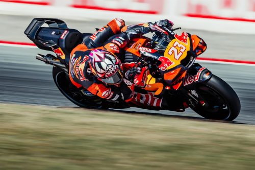 Enea Bastianini auf der Red Bull KTM RC16 in Schräglage am Kerb – MotoGP Catalunya GP Barcelona 2026