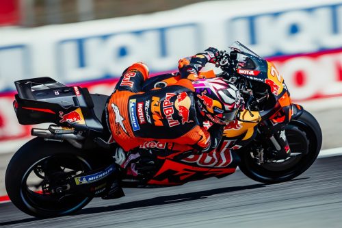 Enea Bastianini auf der Red Bull KTM RC16 in Fahrt Frontansicht – MotoGP Catalunya GP Barcelona 2026