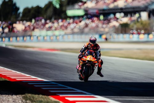 Enea Bastianini auf der Red Bull KTM RC16 am Kurvenausgang – MotoGP Catalunya GP Barcelona 2026