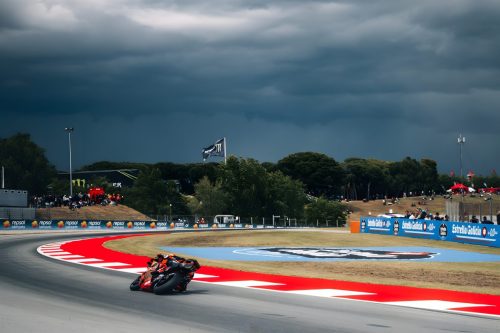 Maverick Vinales auf der Red Bull KTM RC16 in Fahrt – MotoGP Catalunya GP Barcelona 2026