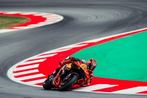 Maverick Vinales auf der Red Bull KTM RC16 in Schräglage – MotoGP Catalunya GP Barcelona 2026