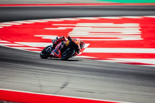 Maverick Vinales auf der Red Bull KTM RC16 in Schräglage am Kerb – MotoGP Catalunya GP Barcelona 2026