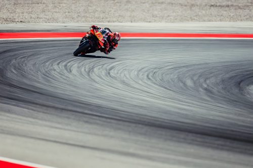 Maverick Vinales auf der Red Bull KTM RC16 in Fahrt Frontansicht – MotoGP Catalunya GP Barcelona 2026
