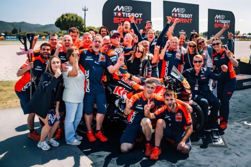 Red Bull KTM Team feiert Sprint-Sieg – MotoGP Catalunya GP Barcelona 2026 Gruppenbild