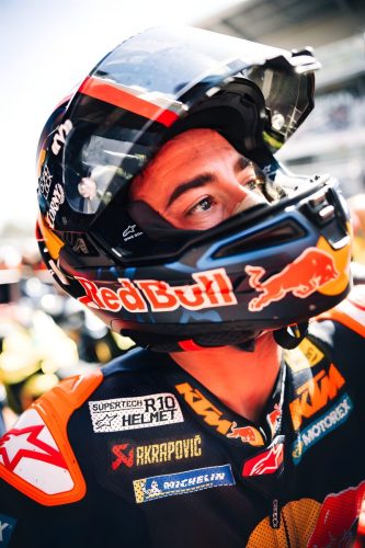 Pedro Acosta auf der Red Bull KTM RC16 in Schräglage – MotoGP Catalunya GP Barcelona 2026