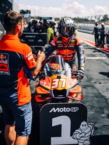 Pedro Acosta auf der Red Bull KTM RC16 am Kurveneingang – MotoGP Catalunya GP Barcelona 2026