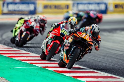 Pedro Acosta auf der KTM RC16 in Schräglage – MotoGP Catalunya GP Barcelona 2026