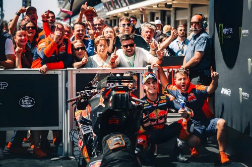 Pedro Acosta auf der Red Bull KTM RC16 in Schräglage am Kerb – MotoGP Catalunya GP Barcelona 2026