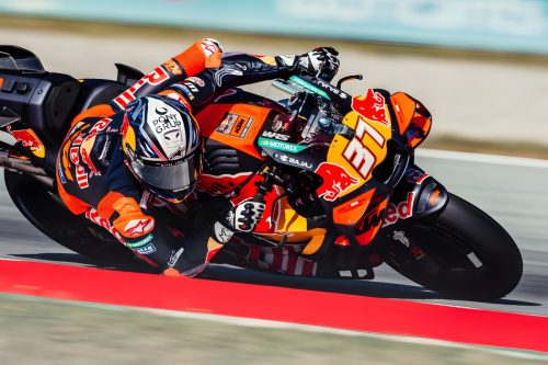 Pedro Acosta auf der Red Bull KTM RC16 am Kurvenausgang – MotoGP Catalunya GP Barcelona 2026
