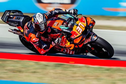Pedro Acosta auf der Red Bull KTM RC16 in Fahrt Heckansicht – MotoGP Catalunya GP Barcelona 2026