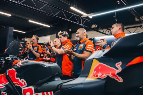 Red Bull KTM Tech3 Crew applaudiert in der Box – MotoGP Catalunya GP Barcelona 2026
