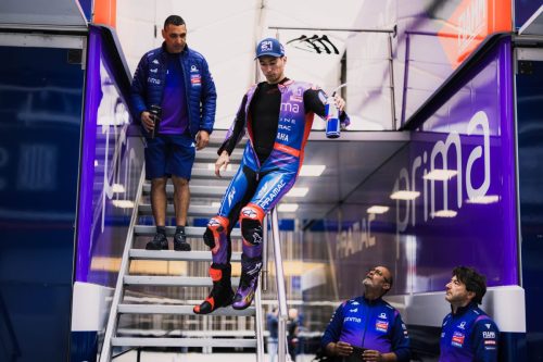 Jack Miller steigt Treppe herab am Prima Pramac Yamaha Hospitality – MotoGP Catalunya GP Barcelona 2026
