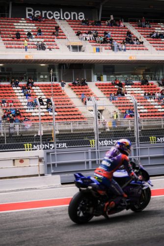Pramac Yamaha auf der Strecke vor Barcelona Tribüne – MotoGP Catalunya GP Barcelona 2026