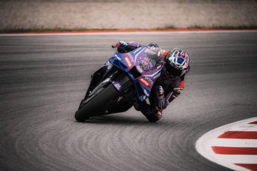 Jack Miller auf der Prima Pramac Yamaha YZR-M1 Nummer 43 in Schräglage – MotoGP Catalunya GP Barcelona 2026