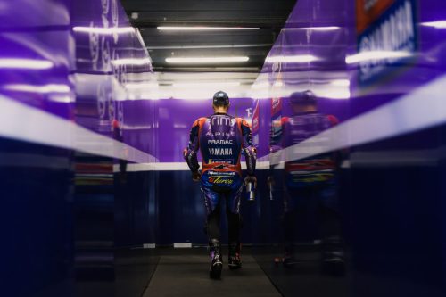 Toprak Razgatlioglu von hinten im Pramac Yamaha Boxengang – MotoGP Catalunya GP Barcelona 2026