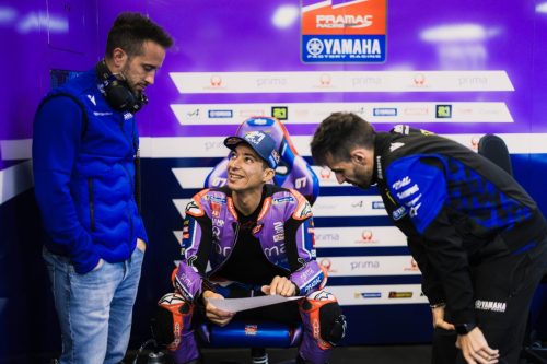 Toprak Razgatlioglu im Gespräch mit Crew in der Prima Pramac Yamaha Box – MotoGP Catalunya GP Barcelona 2026