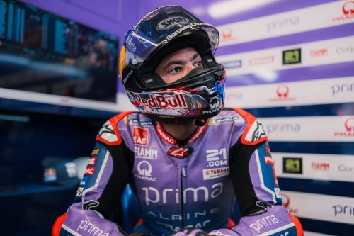 Toprak Razgatlioglu mit Red Bull Shoei Helm in der Pramac Yamaha Box – MotoGP Catalunya GP Barcelona 2026