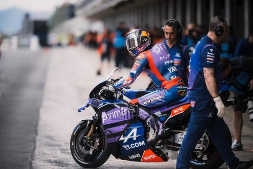 Toprak Razgatlioglu auf der Prima Pramac Yamaha YZR-M1 in der Boxengasse – MotoGP Catalunya GP Barcelona 2026