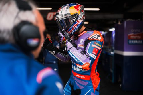 Toprak Razgatlioglu mit Red Bull Helm Profilansicht in der Pramac Yamaha Box – MotoGP Catalunya GP Barcelona 2026