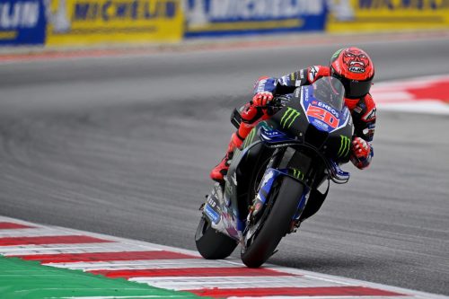 Fabio Quartararo auf der Yamaha YZR-M1 Nummer 20 mit rotem HJC Helm – MotoGP Catalunya GP Barcelona 2026