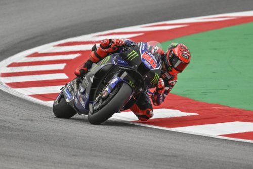 Fabio Quartararo auf der Monster Energy Yamaha YZR-M1 in Schräglage – MotoGP Catalunya GP Barcelona 2026