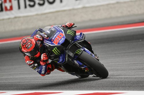 Fabio Quartararo auf der Yamaha YZR-M1 Nummer 20 in Schräglage am Kerb – MotoGP Catalunya GP Barcelona 2026