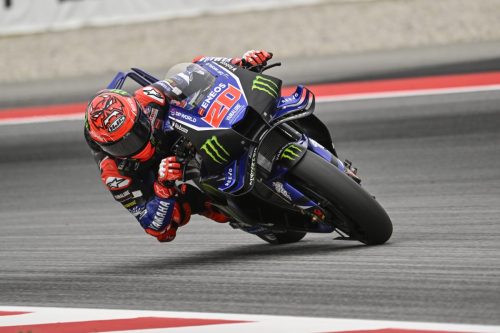 Fabio Quartararo auf der Monster Energy Yamaha YZR-M1 Nummer 20 in Schräglage – MotoGP Catalunya GP Barcelona 2026
