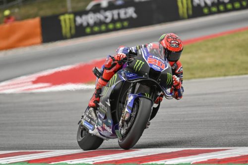 Fabio Quartararo auf der Yamaha YZR-M1 Nummer 20 vor Monster Energy Bande – MotoGP Catalunya GP Barcelona 2026