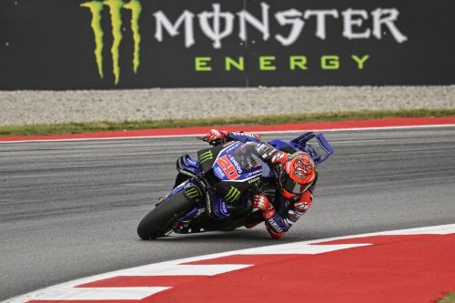 Fabio Quartararo auf der Yamaha YZR-M1 Nummer 20 vor Monster Energy Banner – MotoGP Catalunya GP Barcelona 2026