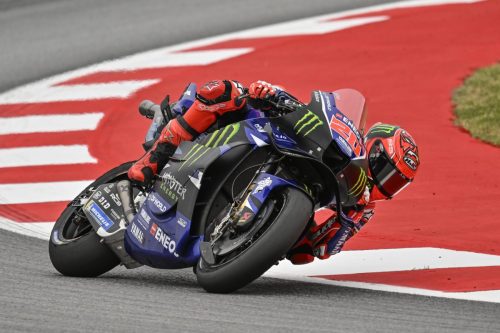 Fabio Quartararo auf der Monster Energy Yamaha YZR-M1 in Schräglage Frontansicht – MotoGP Catalunya GP Barcelona 2026