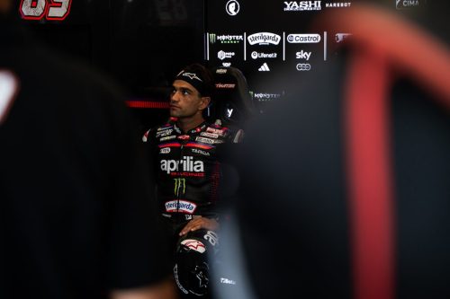 Jorge Martin ohne Helm in der Aprilia-Racing-Box, im Hintergrund seine Startnummer 89 – MotoGP Großbritannien GP Silverstone 2026