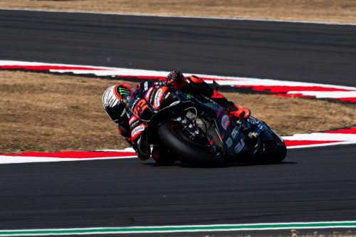 Marco Bezzecchi in tiefer Schräglage auf der Aprilia RS-GP, Knie und Ellbogen am Asphalt – MotoGP Großbritannien GP Silverstone 2026