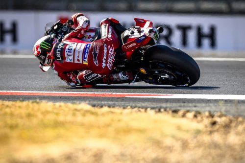 Francesco Bagnaia in tiefer Schräglage auf der roten Ducati Desmosedici GP26 vor der Würth-Bande – MotoGP Großbritannien GP Silverstone 2026