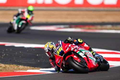 Joan Mir mit der Startnummer 36 in Schräglage auf der Honda RC213V, dahinter unscharf ein weiterer Fahrer – MotoGP Großbritannien GP Silverstone 2026