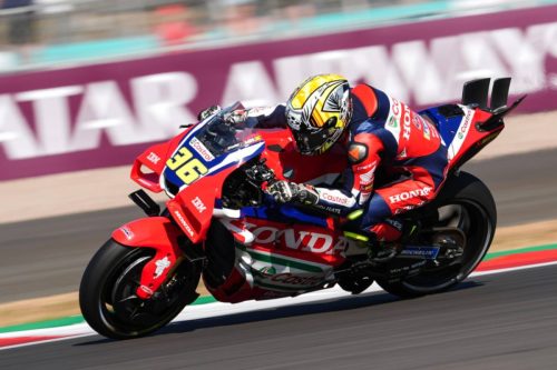 Joan Mir auf der Honda RC213V vor der Qatar-Airways-Bande in Schräglage – MotoGP Großbritannien GP Silverstone 2026