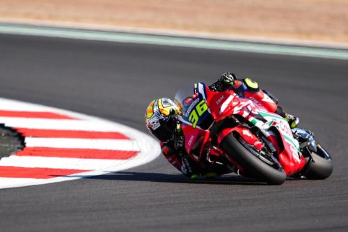Joan Mir zieht die Honda RC213V mit der Startnummer 36 durch die Kurve über den rot-weißen Randstein – MotoGP Großbritannien GP Silverstone 2026