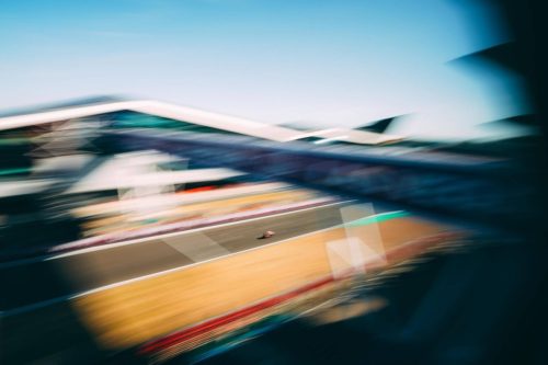 Verwischte Mitzieher-Aufnahme des Silverstone Wing mit einer Honda RC213V auf der Start-Ziel-Geraden – MotoGP Großbritannien GP Silverstone 2026