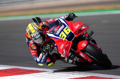 Joan Mir in Schräglage auf der Honda RC213V, Startnummer 36 gut sichtbar auf der Frontverkleidung – MotoGP Großbritannien GP Silverstone 2026
