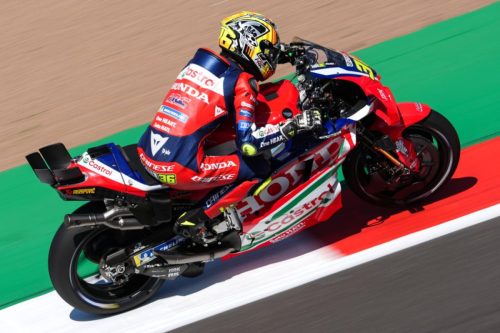 Joan Mir aus erhöhter Perspektive auf der Honda RC213V von HRC Castrol über dem Randstein – MotoGP Großbritannien GP Silverstone 2026