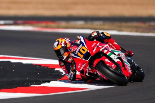 Luca Marini mit der Startnummer 10 in Schräglage auf der Honda RC213V von HRC Castrol – MotoGP Großbritannien GP Silverstone 2026