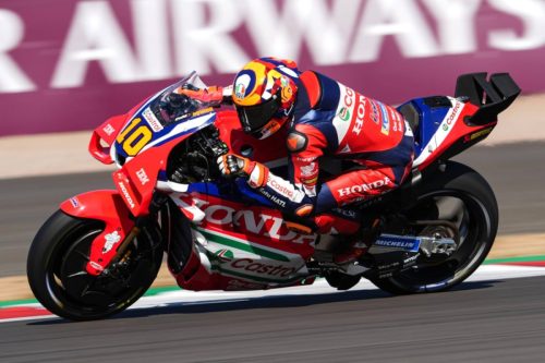 Luca Marini auf der rot-weißen Honda RC213V vor der Qatar-Airways-Bande – MotoGP Großbritannien GP Silverstone 2026