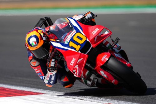 Luca Marini legt die Honda RC213V mit der Startnummer 10 in die Kurve, Frontansicht von schräg vorne – MotoGP Großbritannien GP Silverstone 2026