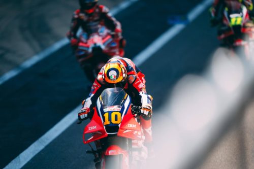 Luca Marini in Frontansicht auf der Honda RC213V, im Hintergrund unscharf zwei weitere MotoGP-Maschinen – MotoGP Großbritannien GP Silverstone 2026