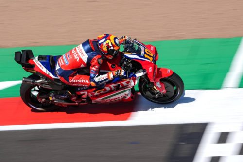 Luca Marini auf der Honda RC213V in Seitenansicht über dem grün-roten Randstein – MotoGP Großbritannien GP Silverstone 2026