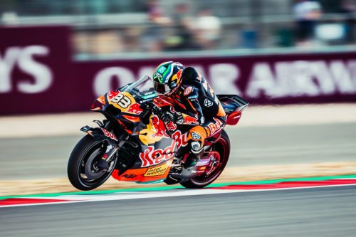 Brad Binder mit der Startnummer 33 in Frontansicht vor der Qatar-Airways-Bande – MotoGP Großbritannien GP Silverstone 2026