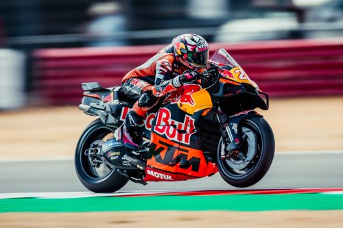 Enea Bastianini hebt am Kurvenausgang das Vorderrad der Red Bull KTM RC16 des Tech3-Teams – MotoGP Großbritannien GP Silverstone 2026